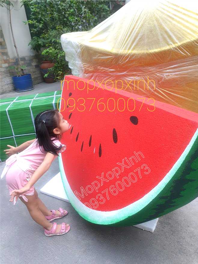 mô hình xốp 3d trang trí tết hình miếng dưa hấu